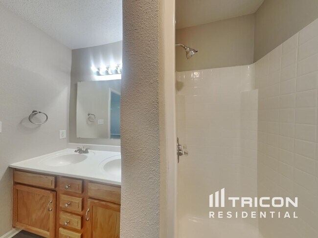 Building Photo - 7237 Kimble Dr