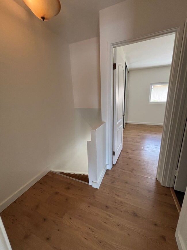 Building Photo - Spacious 2 Bedroom, 1.5 Bath Two-Story Townhome in Clairemont