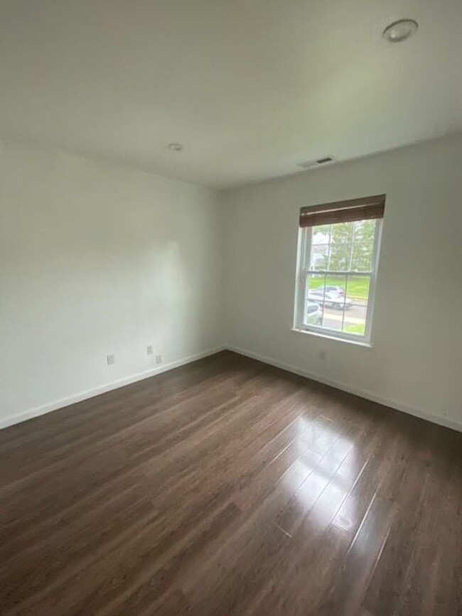 Building Photo - Two Bedroom Three Bathroom Condo in Hollan...