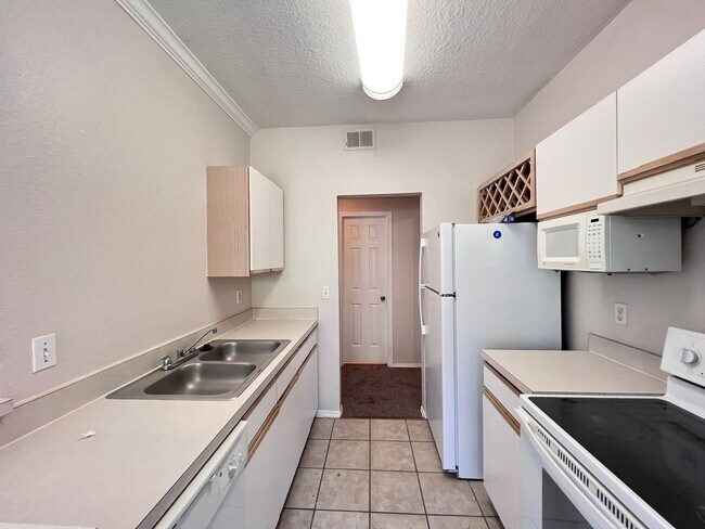 Building Photo - Spacious 1/1 condo!