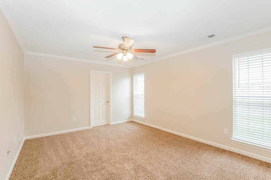 Building Photo - 5733 Fawn Dr