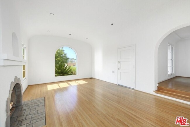 Building Photo - 2634 Lakewood Ave N