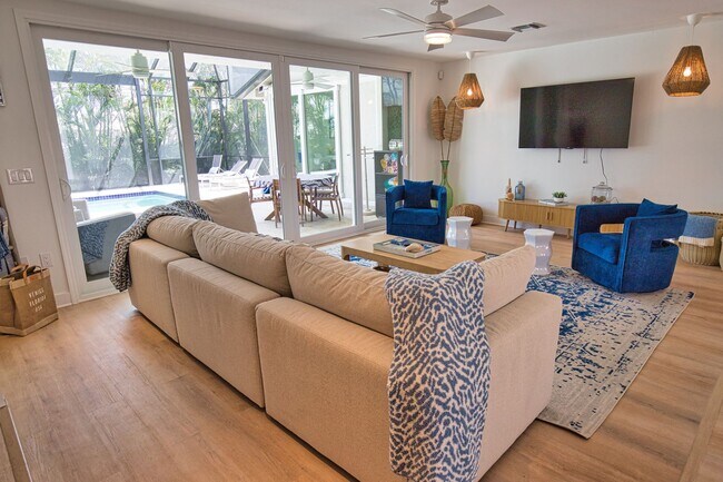 Building Photo - Seasonal Venice Island Pool Home half block from Golden Beach deeded access to the Gulf!