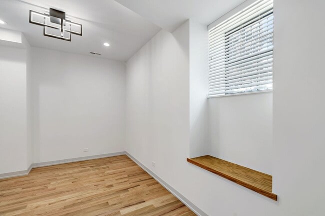 Building Photo - 323 E 44th St