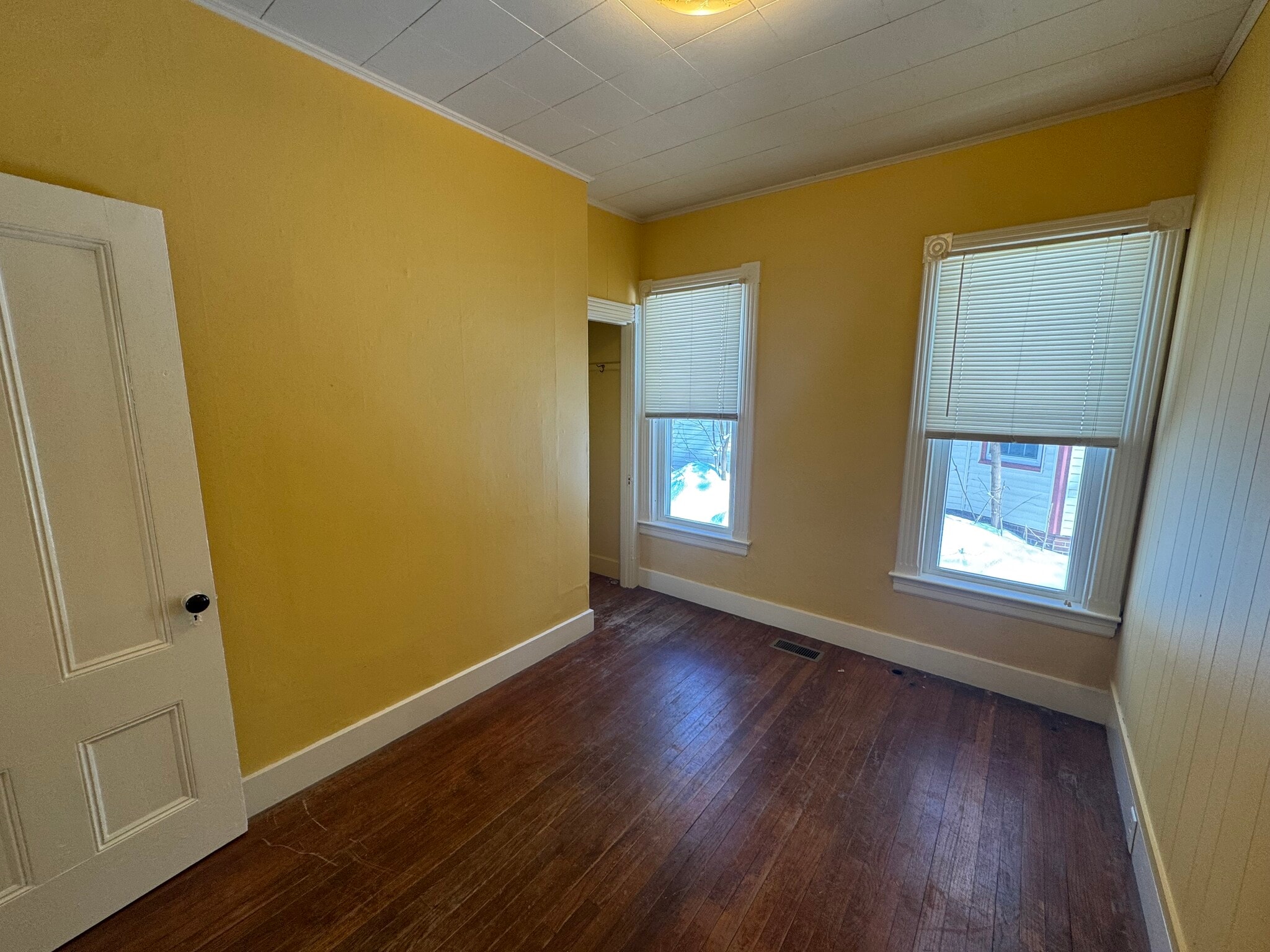 Building Photo - 10 Maple St