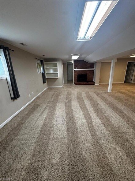 Building Photo - 505 Willow Dr