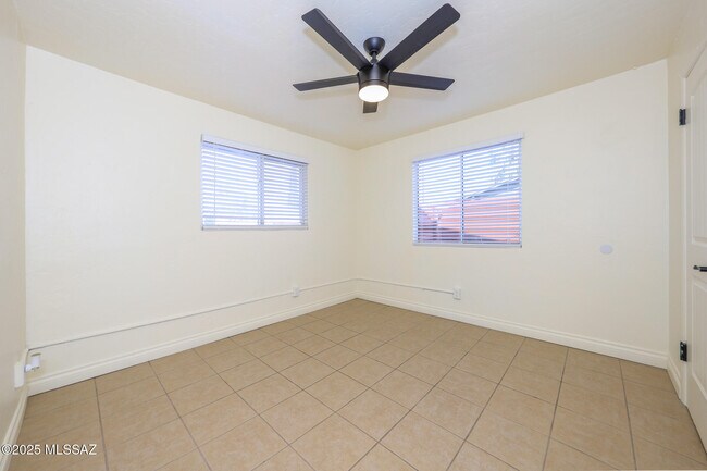 Building Photo - 1654 N Rosemont Blvd