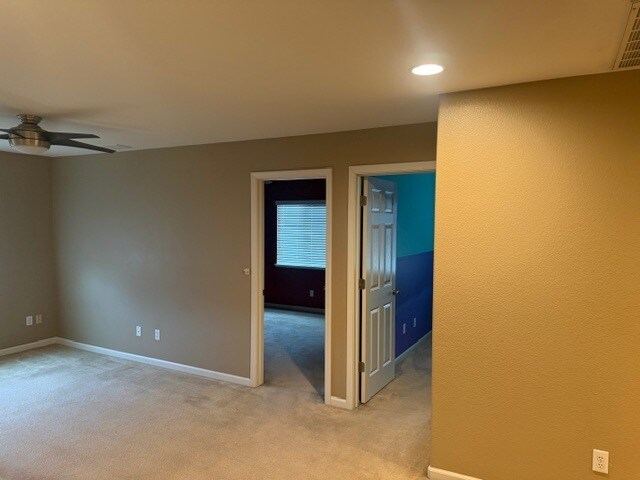 Building Photo - 4 bedroom 2.5 baths: formal living/dining