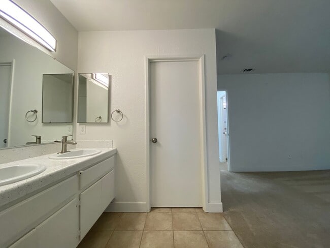 Building Photo - Stunning Townhome in Tanglewood Community