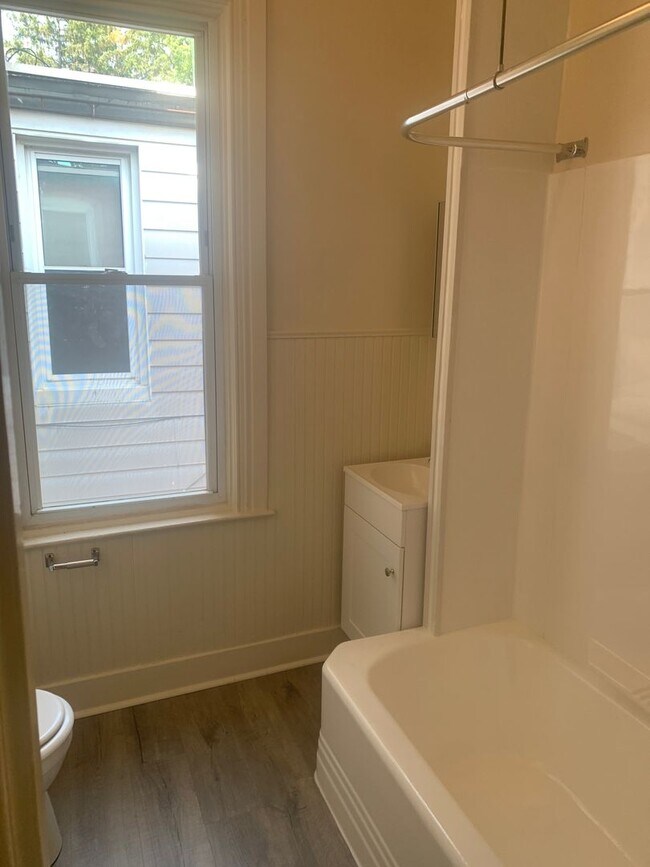 Building Photo - 3 Bedroom 2nd/3rd Floor Apartment York City SD