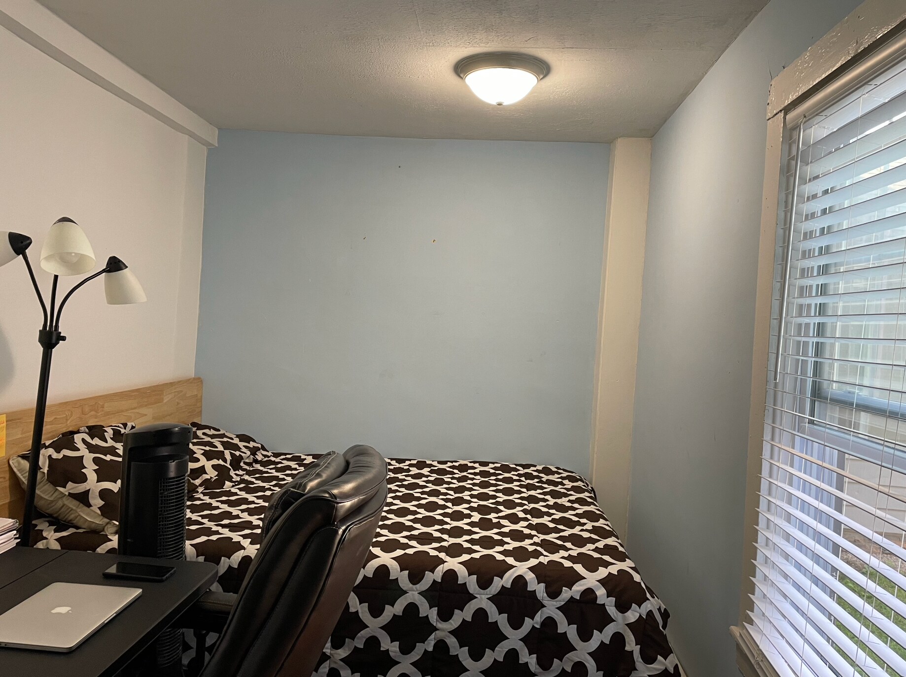 Building Photo - 27 Snell St