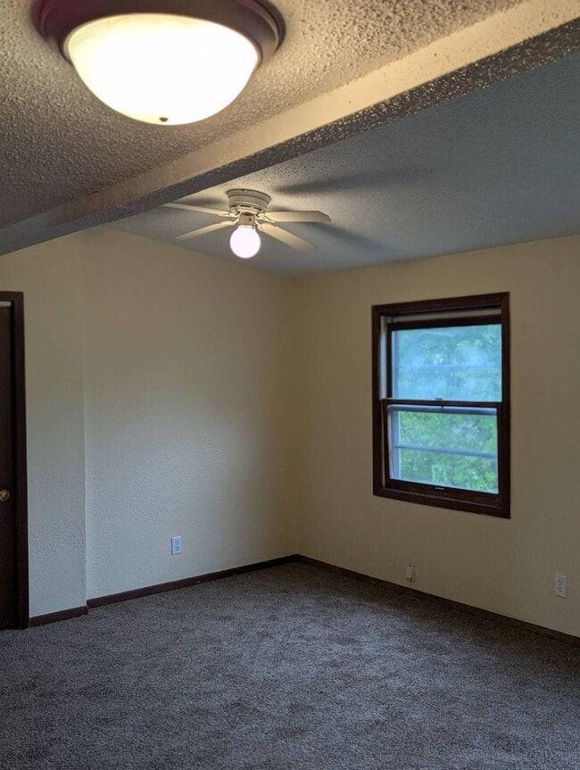 Building Photo - 5 Bedroom 2.5 Bath 3 Story House