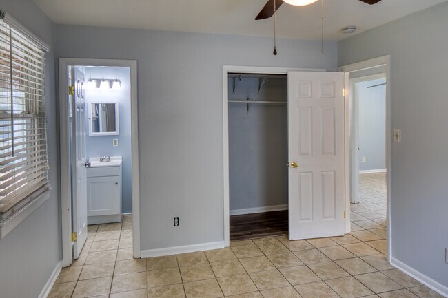 Building Photo - 28 Silverstone Cir