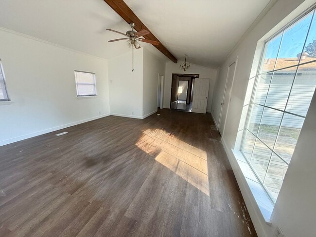 Building Photo - 4-bed, 3-bath, HUGE yard!