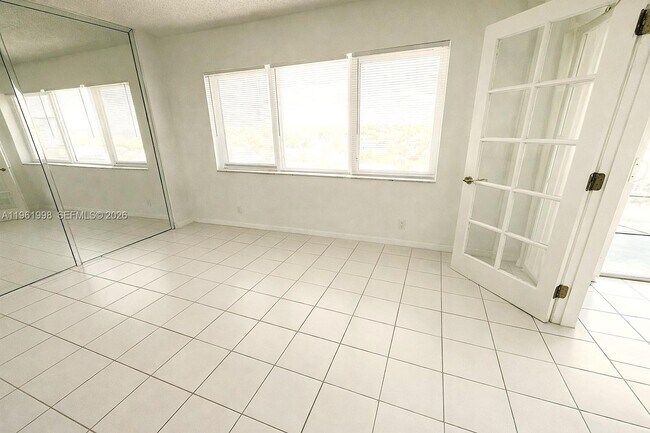 Building Photo - 140 NE 28th Ave