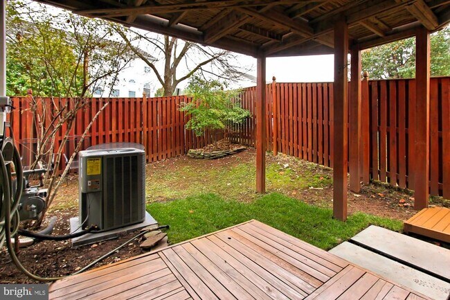 Building Photo - 20748 Hollow Falls Terrace