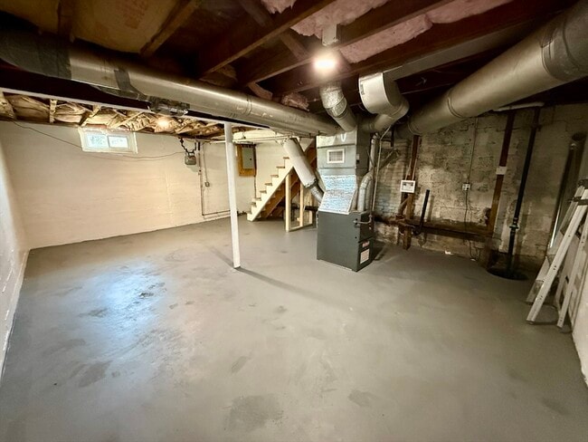 Building Photo - 487 Mill St