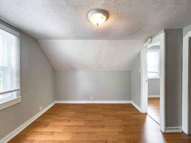 Building Photo - *AVAILABLE NOW!* Cozy Three Bedroom Home!