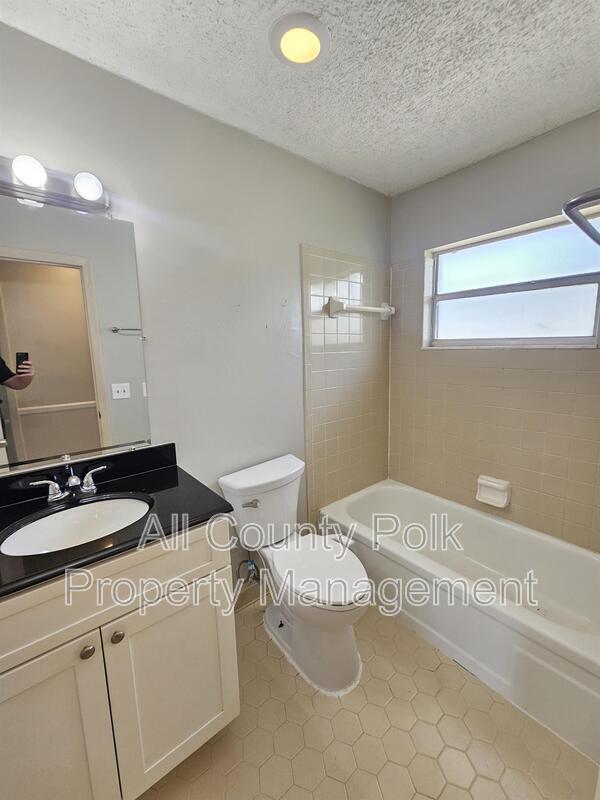 Building Photo - 929 S Buena Vista Dr