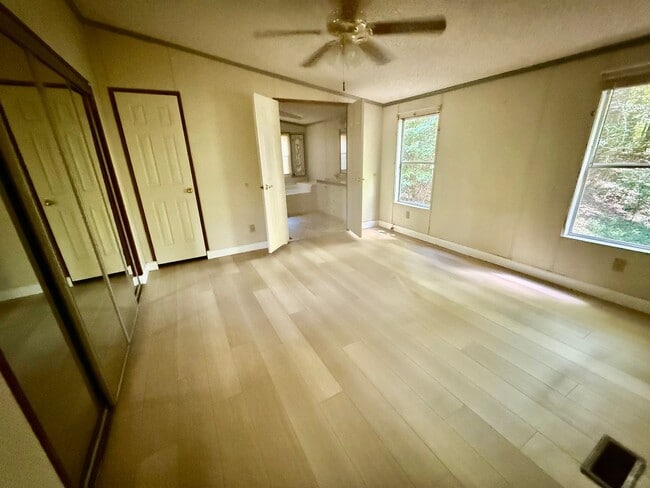 Building Photo - Large Updated Three Bedroom