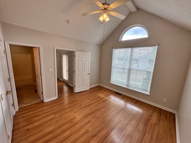 Building Photo - Comfortable 2-Bed, 2-Bath Home