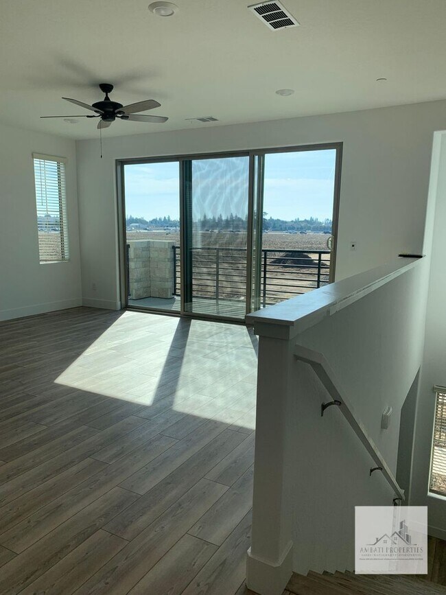 Building Photo - 490 W Mahogany Ln