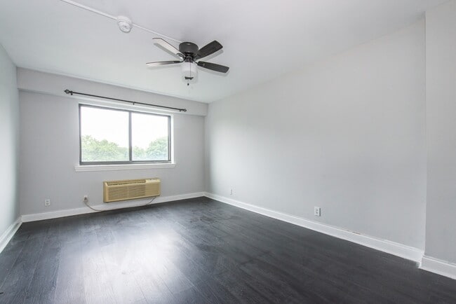 Building Photo - 60 Parkway Dr