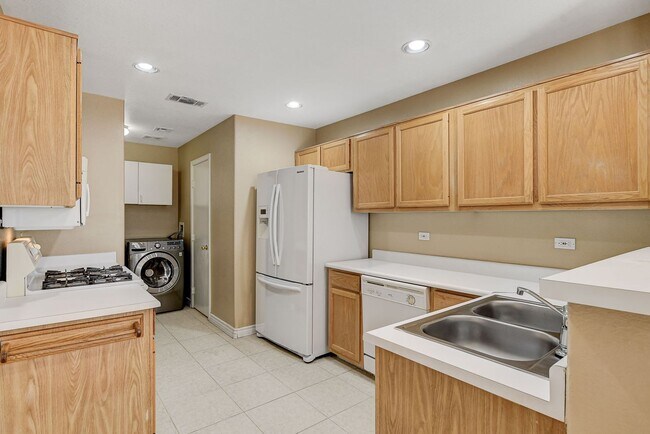 Building Photo - Spacious Townhome w/large yard! Near Summe...