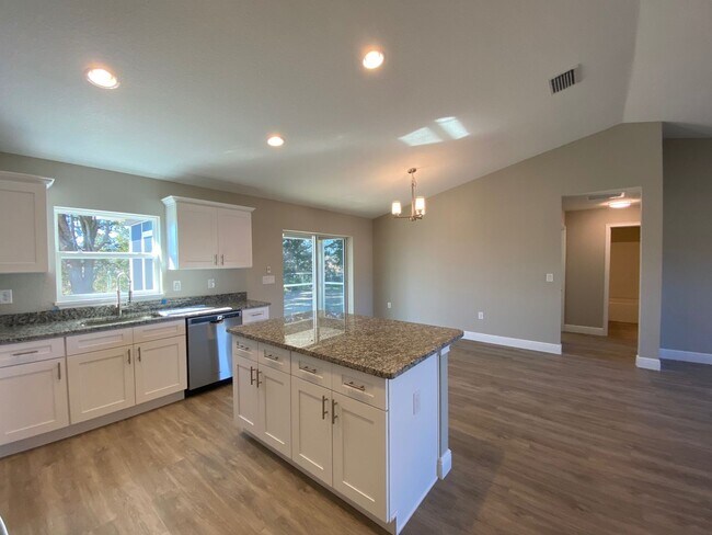 Building Photo - 3/2/2 Silver Spring Shores **Won't Last***