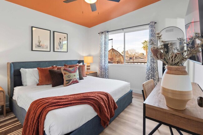 Building Photo - 4530 W Paradise Dr