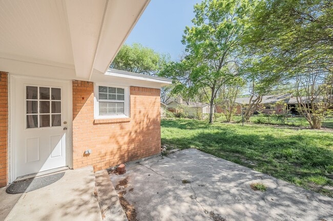 Building Photo - 3-Bedroom in Westworth Village!