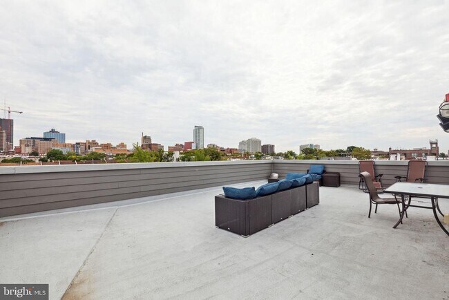 Building Photo - 708 S Sartain St