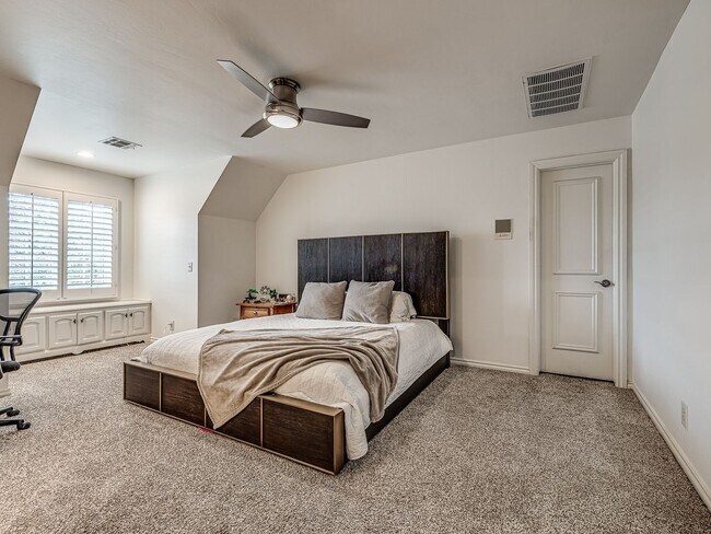 Building Photo - Stunning Luxury Home in East Edmond with a Pool/Jacuzzi + Woody Creek Addition + Theater Room+/5 ...