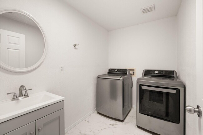 Building Photo - 1209 Paisano St NE