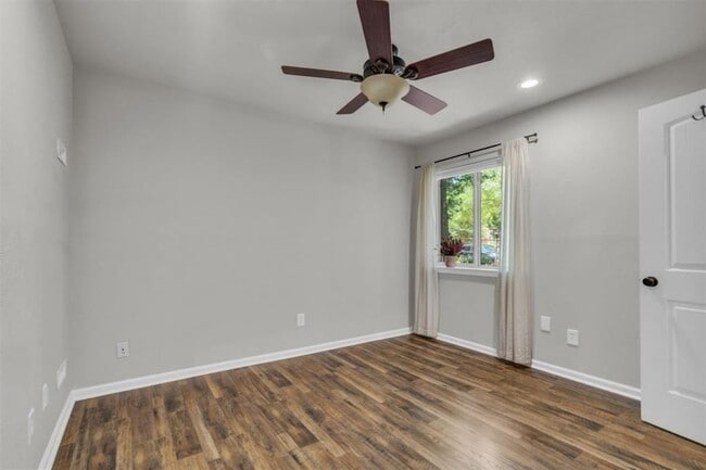 Building Photo - 25 Hornbill Ct