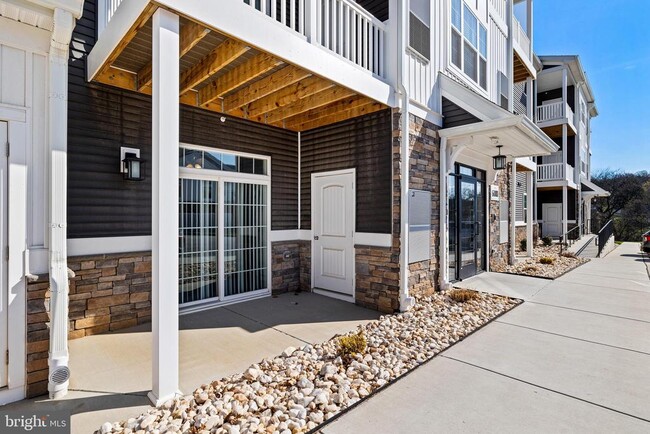 Building Photo - 1020 Admiral Ln