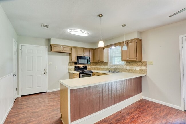 Building Photo - 607 Rosewood Dr