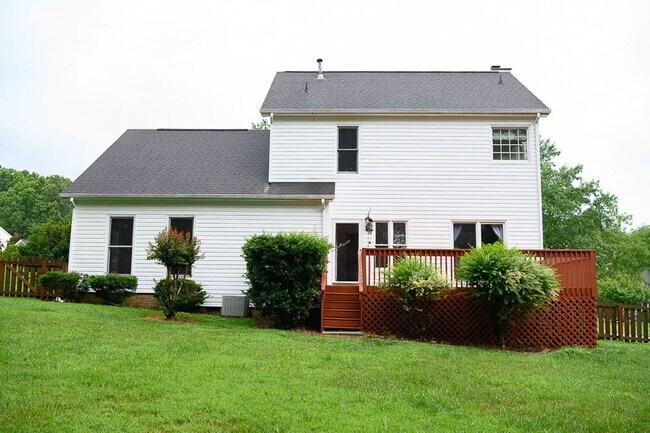 Building Photo - Wonderful and Spacious 3 bedroom home 2.5 bath in High Point with 2 car garage and large fenced-i...