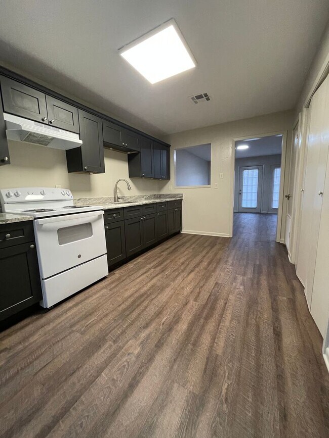 Building Photo - 113 Cantal Dr