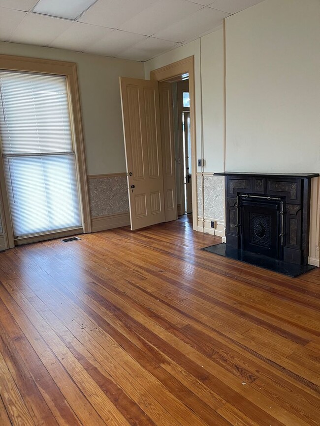 Building Photo - 204 N Mulberry St