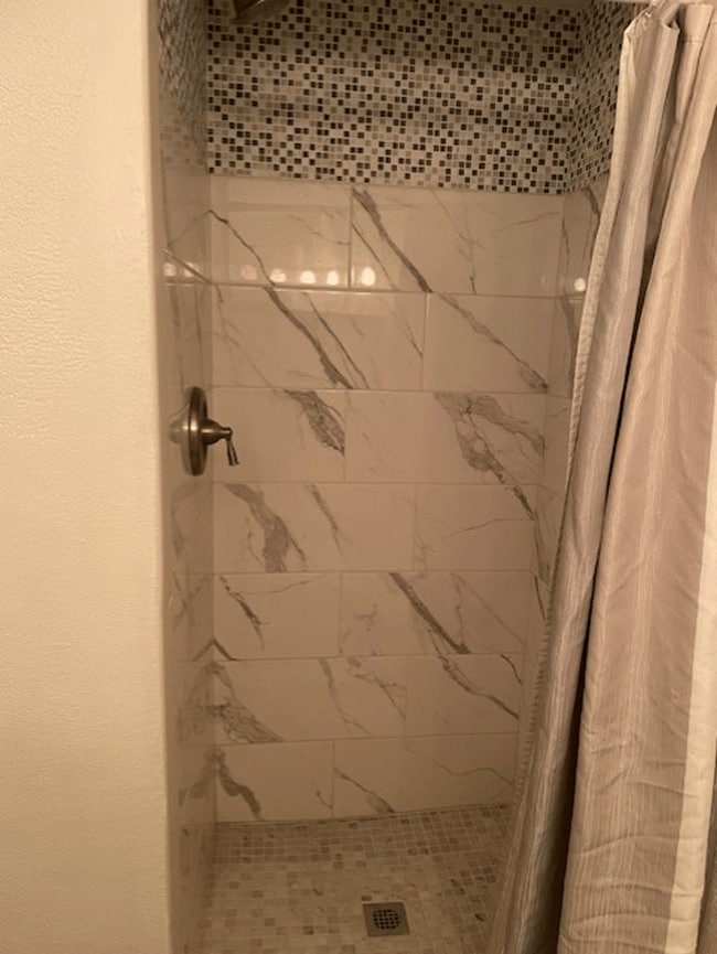 Building Photo - 2 BD 2 BA Condo in Intimate Gated Communit...