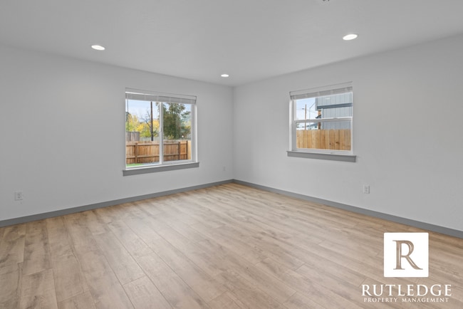 Building Photo - 3 Bed/2.5 Bath Newer Townhome in Medford