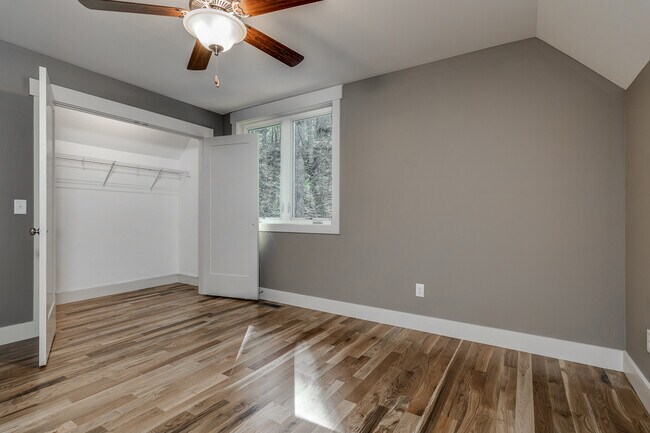 Building Photo - Gorgeous,  North Asheville Cottage