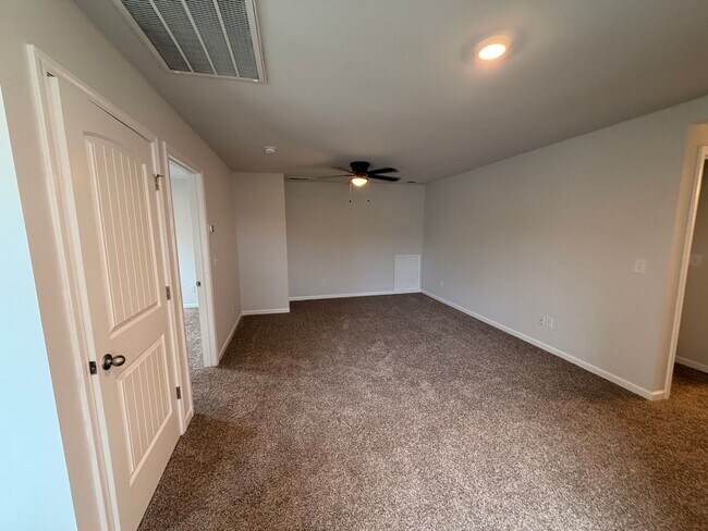 Building Photo - 1/2 Off First Month's Rent! Gorgeous 4 BR 2.5 Bath in Westlawn! Minutes from Veterans Parkway, Sh...
