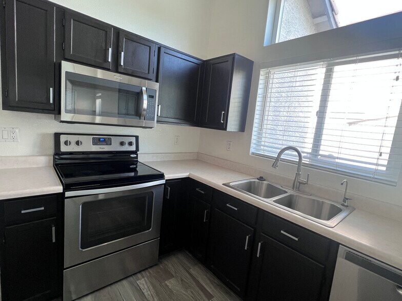 Kitchen - 1501 E Princeton Ave