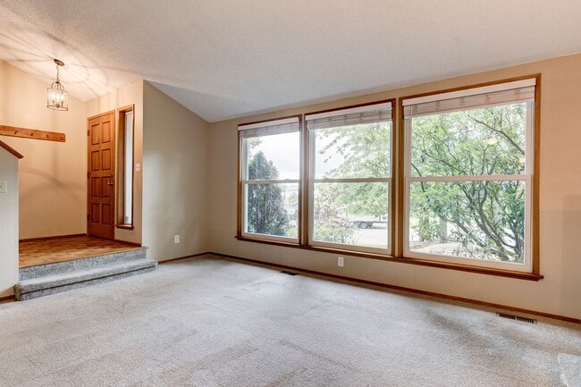 Building Photo - Cozy 4 Bed 3 Bath Home Center of Oak Harbor