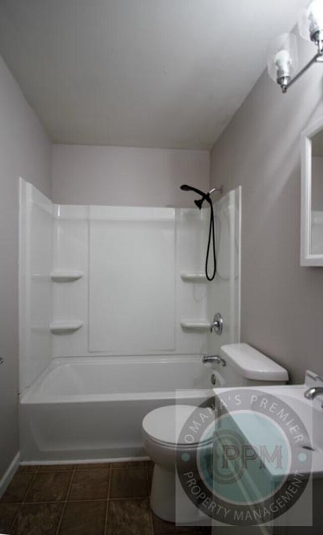 Building Photo - 3 Bedroom / 1 Bath Home! | Omaha, Ne