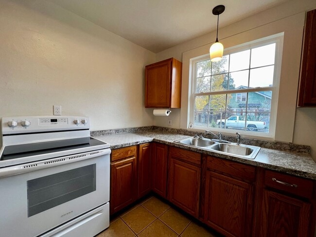 Building Photo - Non refundable and security deposit total:...