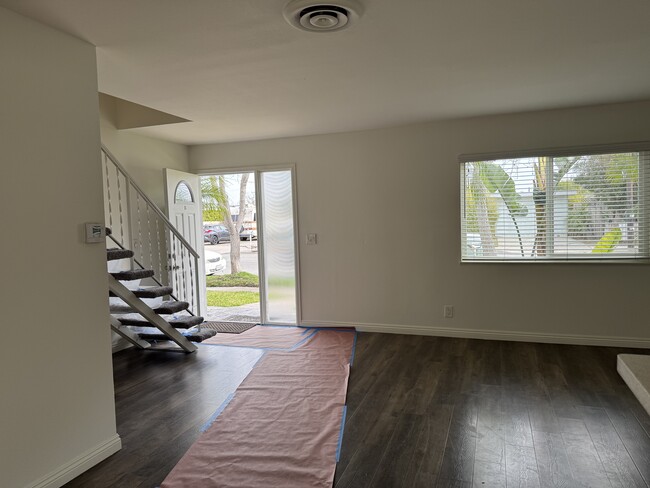 296 16th Place, Costa Mesa, Ca. 92627 Apt B - 296 16th Pl