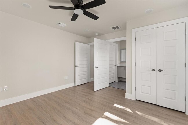 Building Photo - 10101 Woodhaven Dr